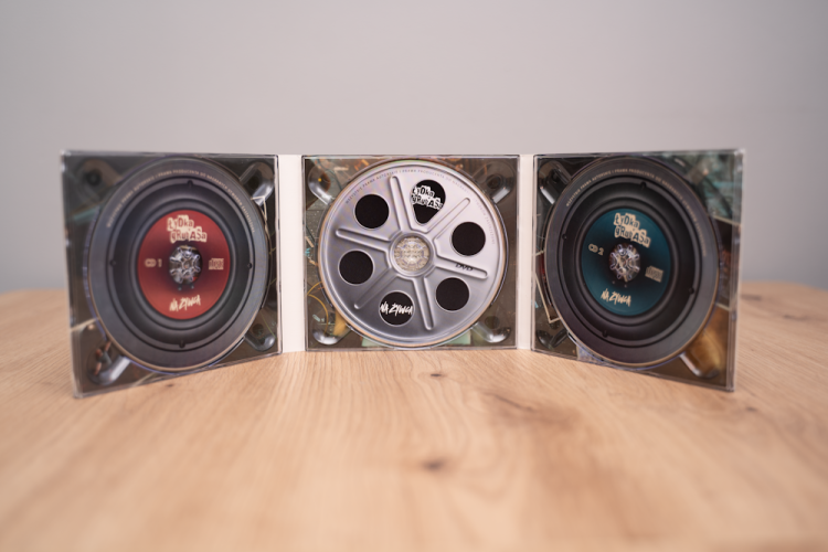 DVD Na Żywca - środek.png